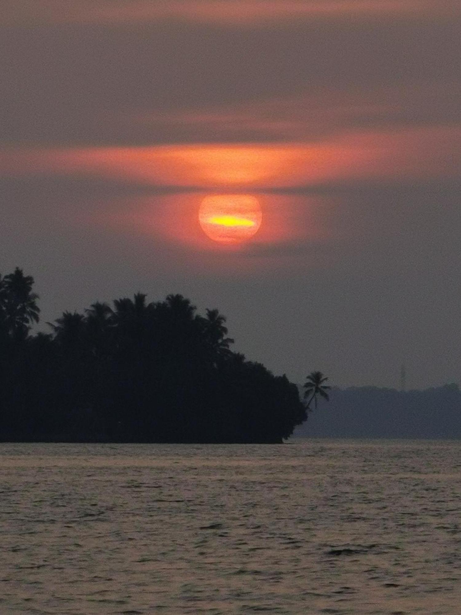 Santa Maria Hostel Munroe Island Mundrothuruth 外观 照片